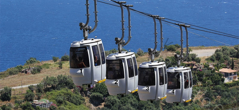 Taormina cable car heading to the beach. (traveltaormina.com)
