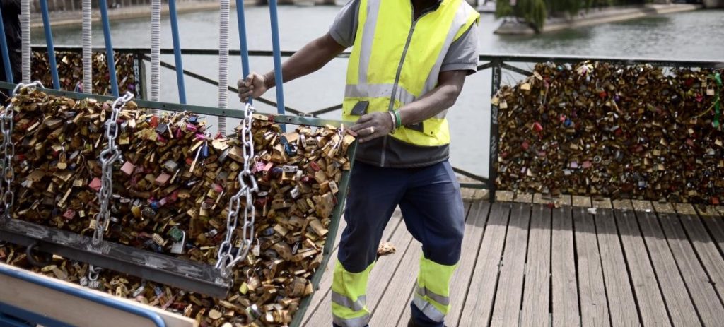 Moving the locks from Pont des Arts Bridge Paris. www.gypsyat60.com